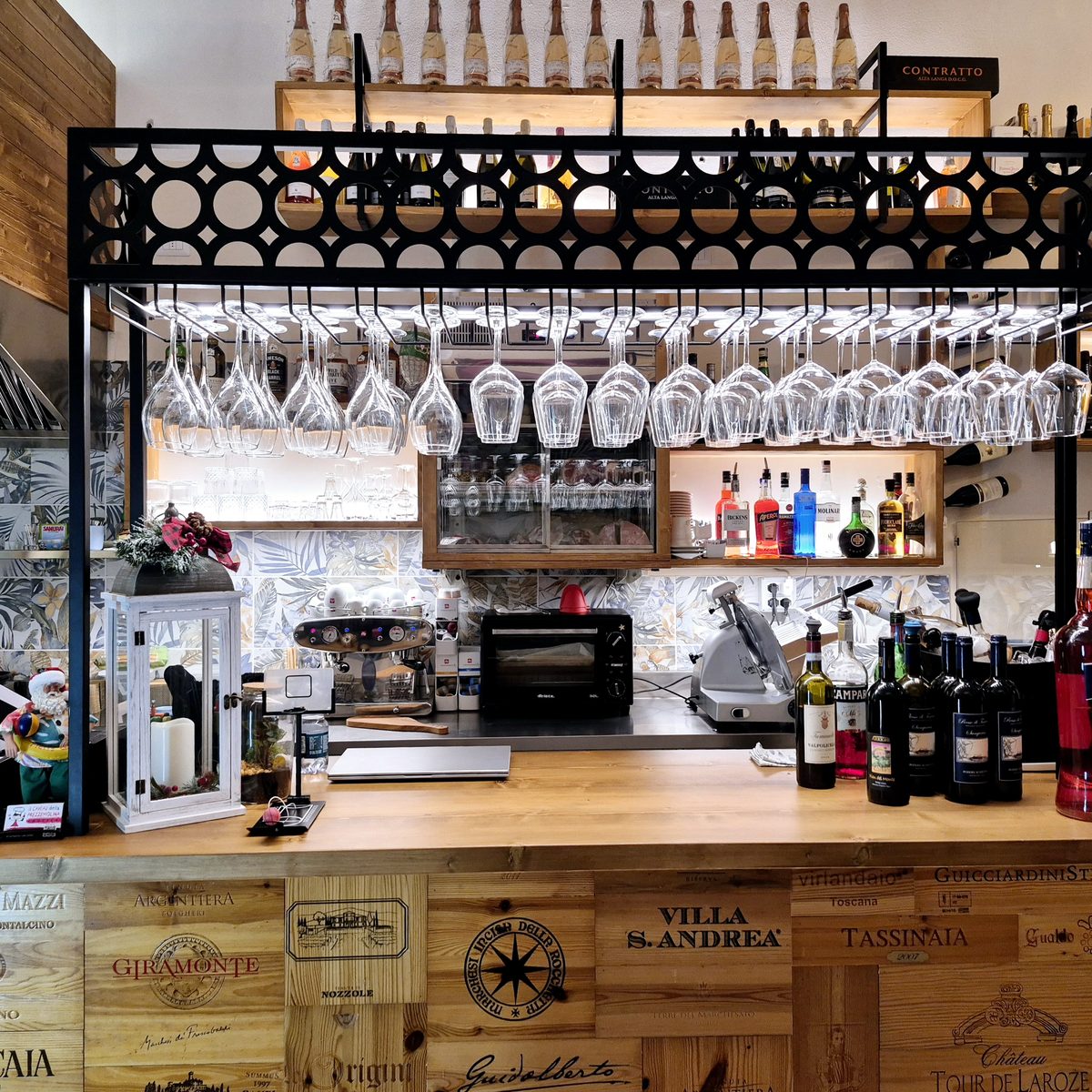 Il banco del Caveau rivestito con le cassette dei grandi vini toscani