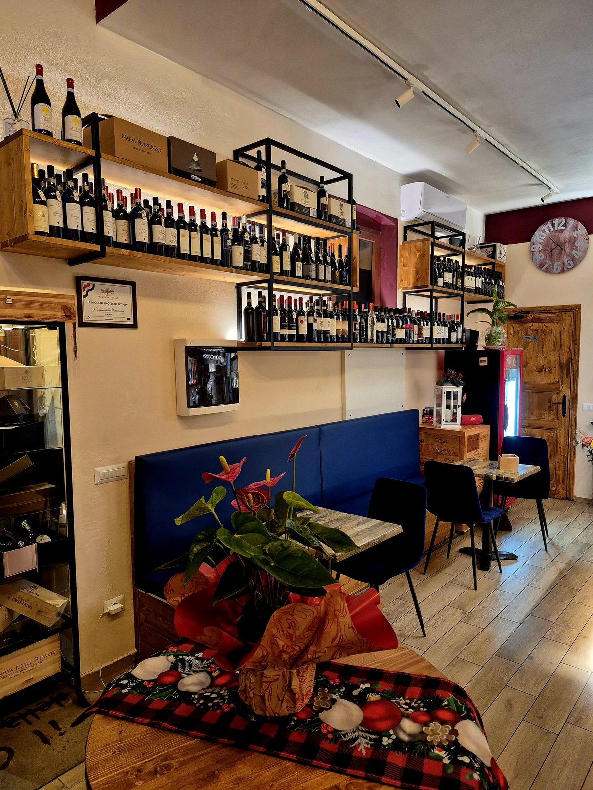 La sala del Caveau con la targa del premio nazionale alle migliori enoteche d'Italia
