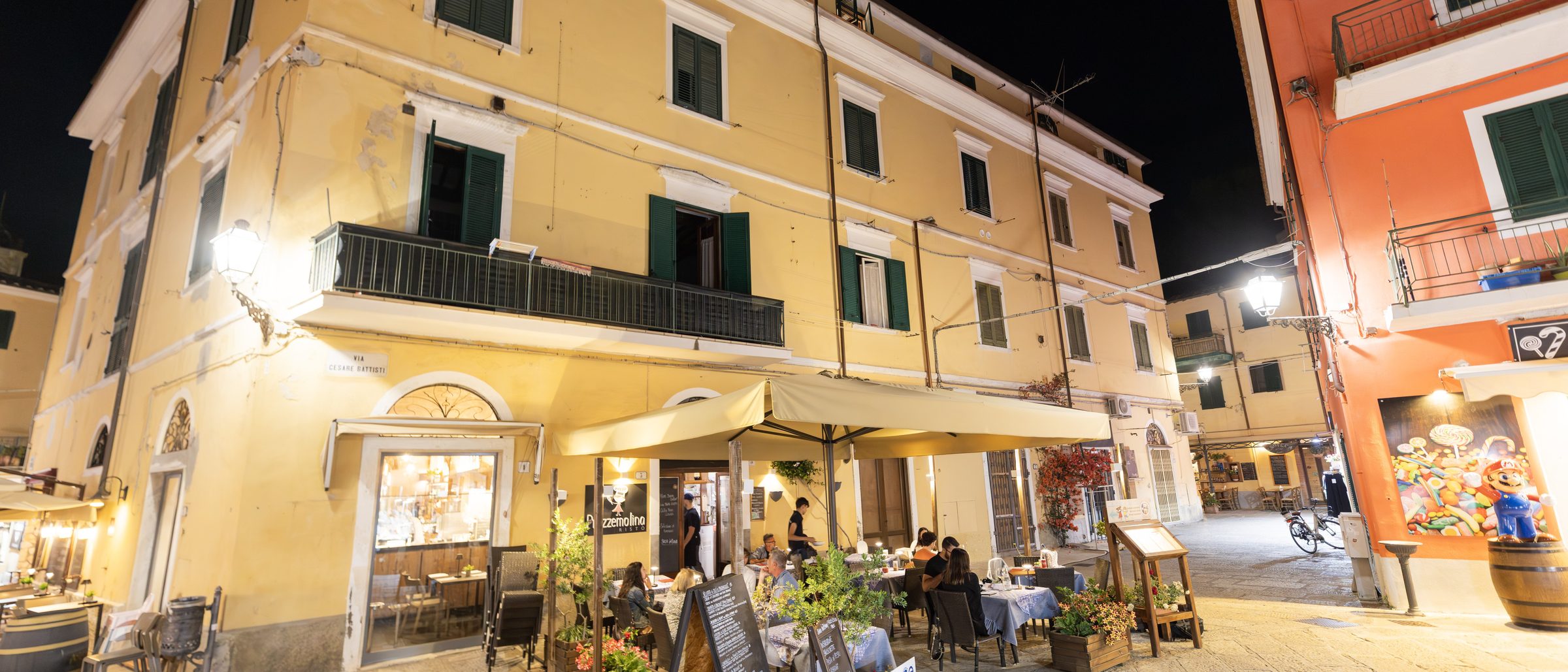 Il vicolo di Prezzemolina nel centro storico di Porto Azzurro con i tavoli apparecchiati