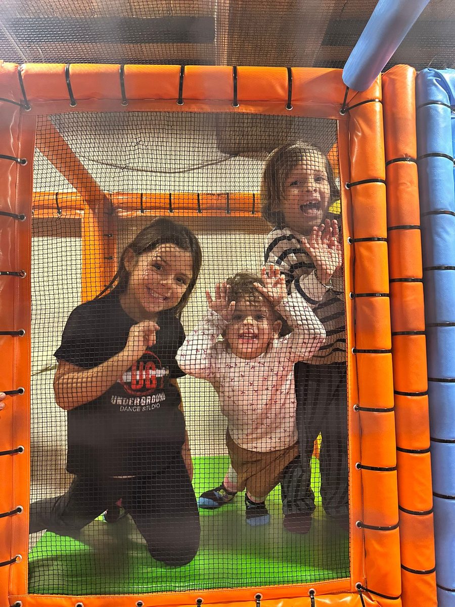 Bambini che salutano dall'area gioco durante una festa di compleanno