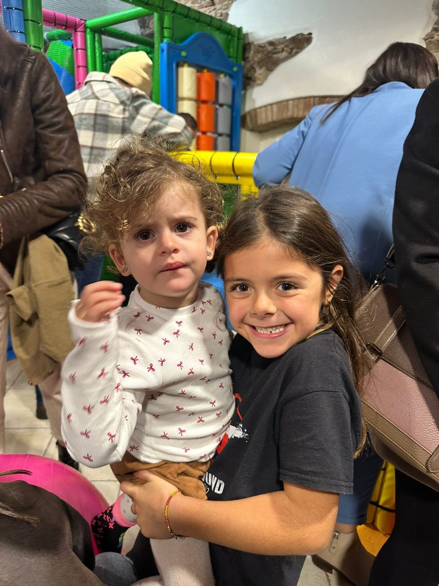 Due bambine abbracciate al Kids Club