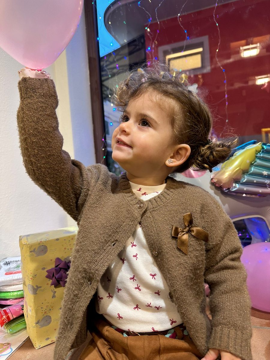 Bambina con un palloncino a una festa di compleanno al Kids Club