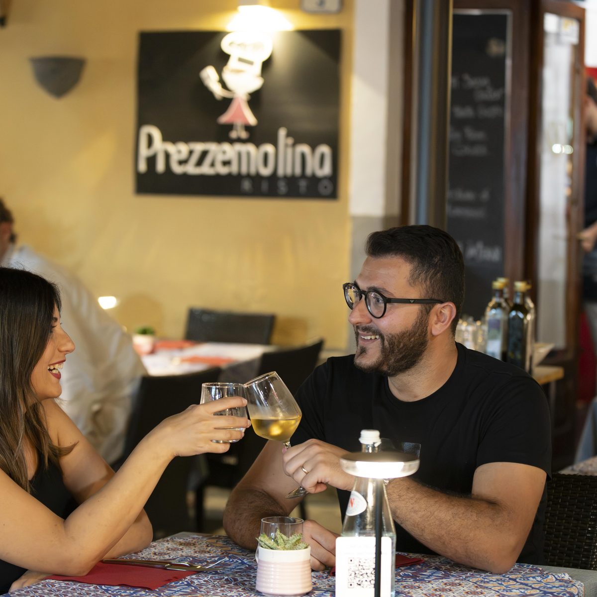 Brindisi ai tavoli del ristorante Prezzemolina