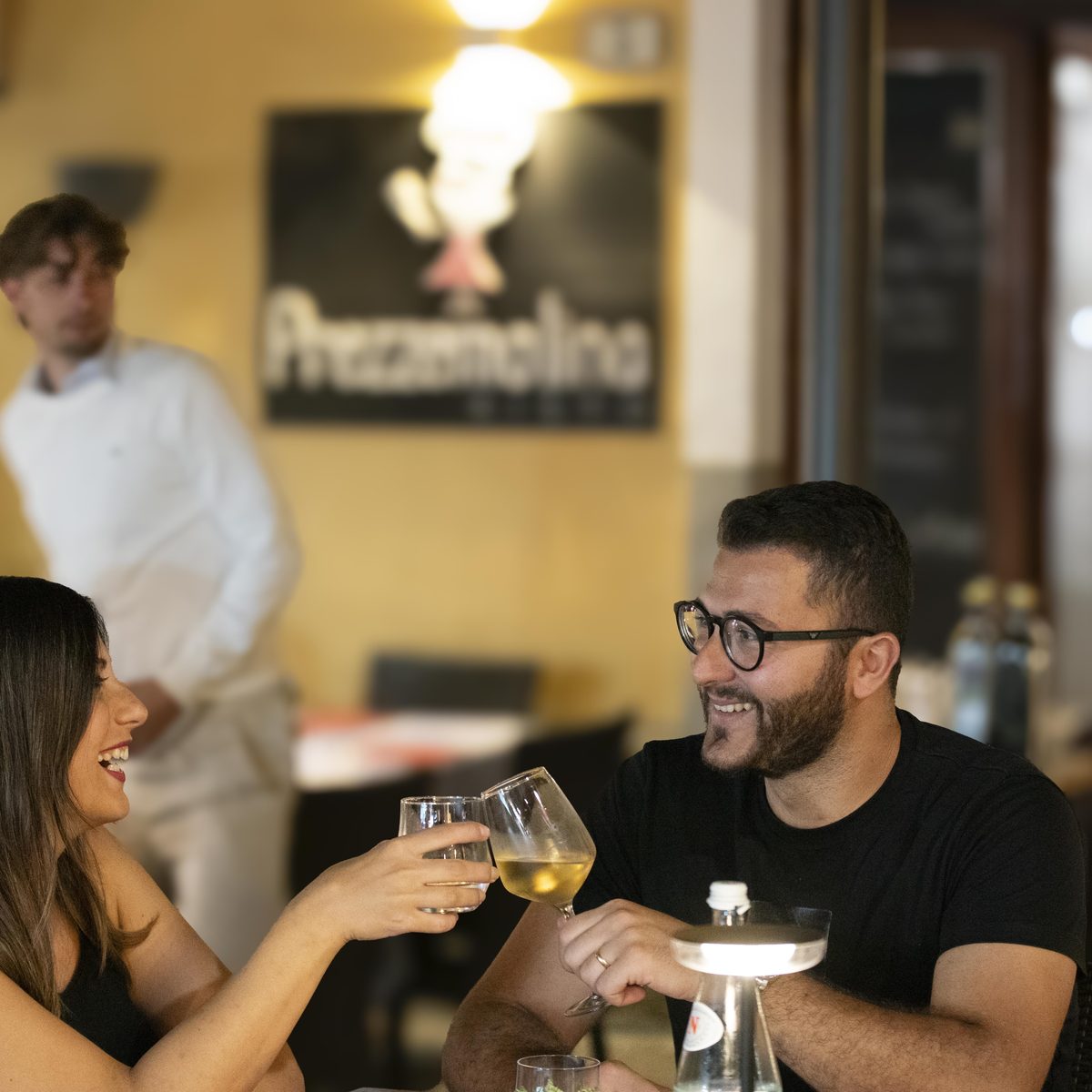 Brindisi al tavolo mentre il servizio prosegue in sala